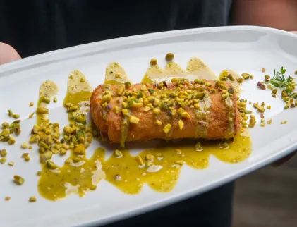 Involtini di mortadella e stracciatella con salsa al pistacchio