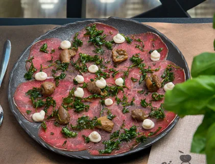 Carpaccio di manzo, funghi porcini cbt, rucola fritta e cremoso di pecorino al pepe