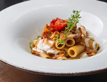 Rigatoni funghi porcini, guanciale croccante e fonduta di Erborinato