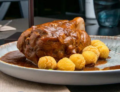 Stinco di maiale alla birra con patate